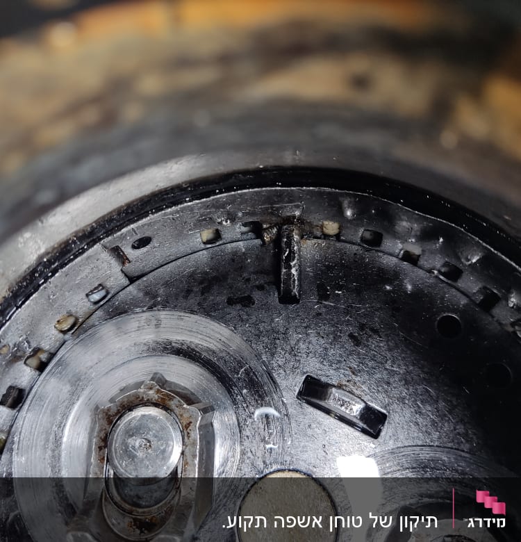 חלק פנימי של מכשיר מתכת עם ברגים וחלודה